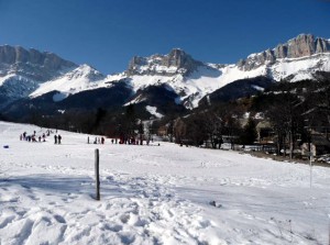 « Gresse-en-Vercors La Pierre Blanche et la station 2 » par Guy ROUSSEL, qui a confié à Markus3 (Marc ROUSSEL) sa photo d'origine pour éventuel traitement numérique et dépôt sur Commons. — photo personnelle. Sous licence CC BY-SA 3.0 via Wikimedia Commons - https://commons.wikimedia.org/wiki/File:Gresse-en-Vercors_La_Pierre_Blanche_et_la_station_2.jpg#/media/File:Gresse-en-Vercors_La_Pierre_Blanche_et_la_station_2.jpg