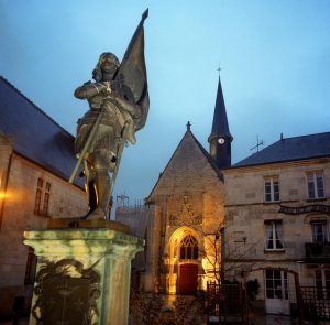 France, Indre-et-Loir, December 2007. Sainte Catherine de Fierbois, church where was found the sword of Jeanne of Arch, and a statue on the square. France, Indre-et-Loir, Décembre 2007. Sainte Catherine de Fierbois, Eglise où fut trouvée l'épée de Jeanne d'Arc et statue sur la place © Serge Picard / Agence VU